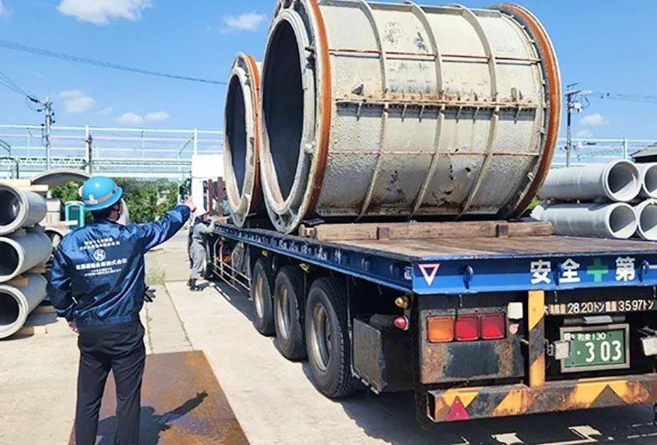 トラックに荷物を乗せている写真