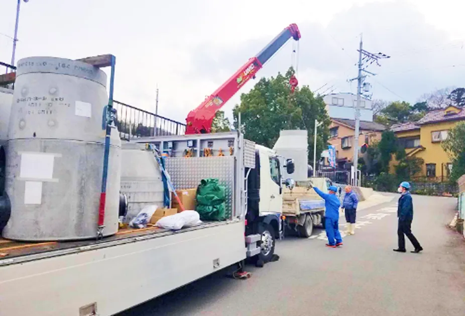 クレーン車に指示している写真