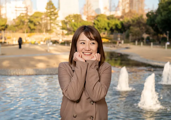 両手を顎の下に置いている人の写真