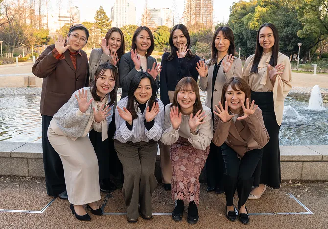 噴水の前で撮ったスタッフ集合写真