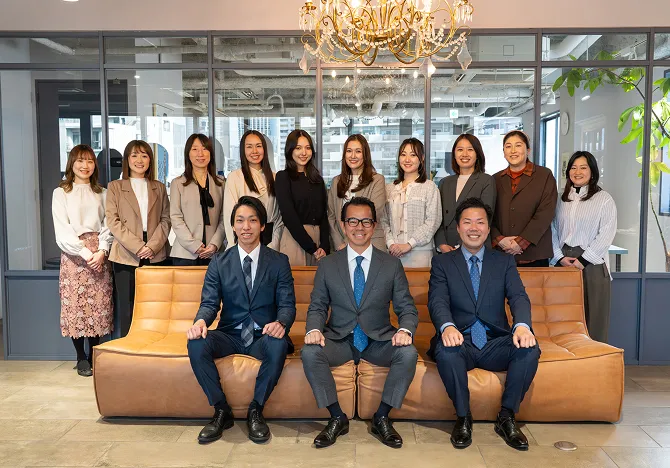 会社スタッフの集合写真