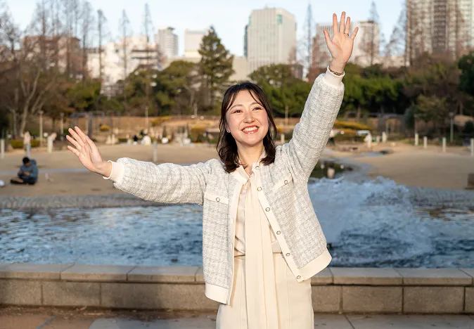 手を広げている人の写真