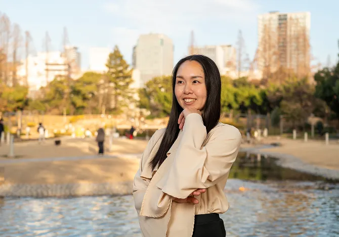 考えるポーズで手に顎を乗せている人の笑顔の写真