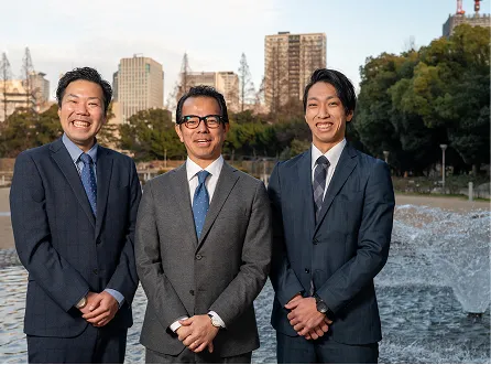 こちらを見る二人の男性