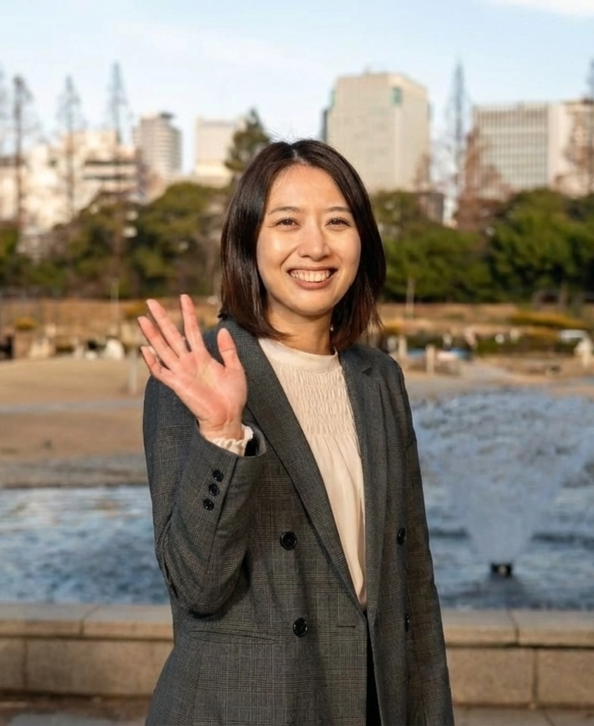 手を振る笑顔の女性